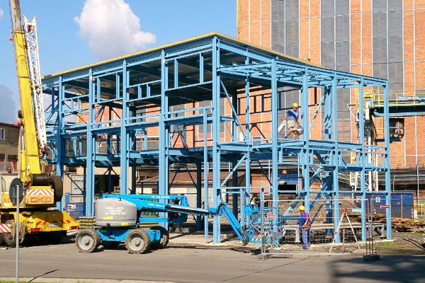 Budowa konstrukcji stalowej hali używanej przez inwestora Dalkia Česká republika, a.s. do celów technologicznych w Ostrawie Trzebowicach.