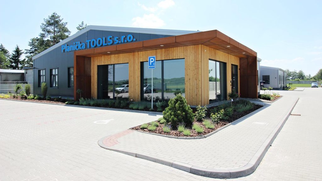 Przy współpracy z generalnym wykonawcą przedsięwzięcia – Navláčil stavební firma, s.r.o. – zrealizowaliśmy zamówienie pod tytułem: Budynek administracyjny z halą produkcyjną, który znajduje się w miejscowości Lutín.