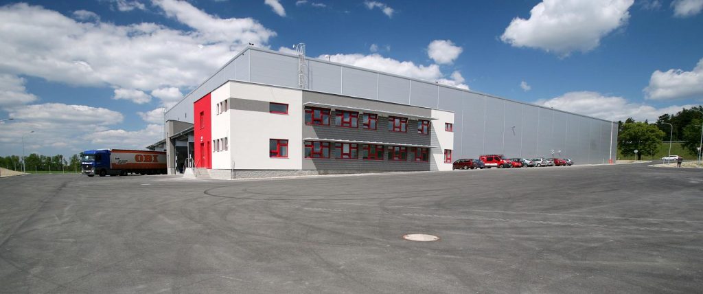 Centrum Logistyczne Czeskiej Spółki Spedycyjnej Šmídl s.r.o. w miejscowości Vysoké Mýto zbudowaliśmy w 2008 roku w ciągu rekordowych 3 miesięcy niczym budowę kompletną pod klucz.