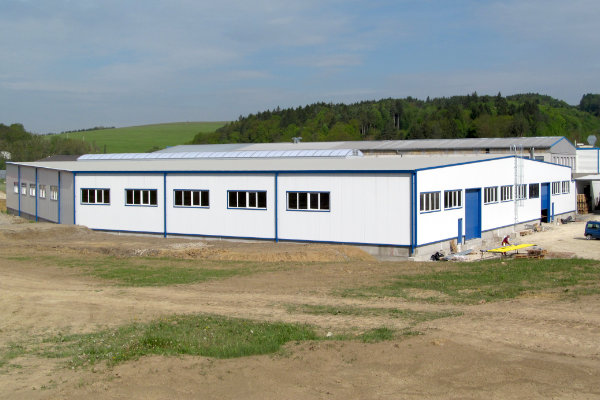 Kratownicowa konstrukcja stalowa hali produkcyjnej w kształcie trapezu zbudowana na rzecz inwestora TVD-Technická výroba, a.s.
